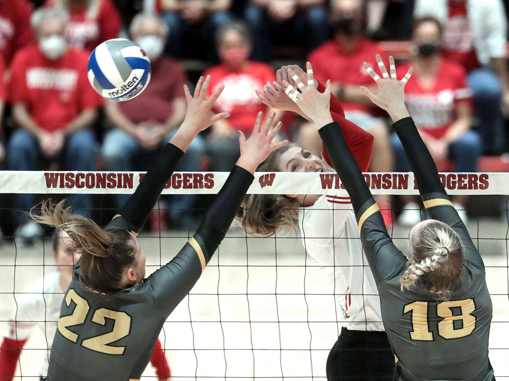 UW Iowa Vball 08.jpg